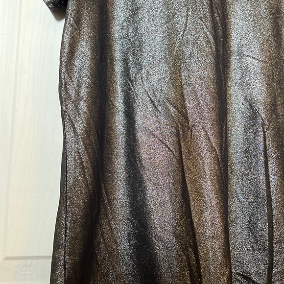 LAST CHANCE ⏰‼️ 
Metallic v-neck t-shirt - Picture 3 of 3